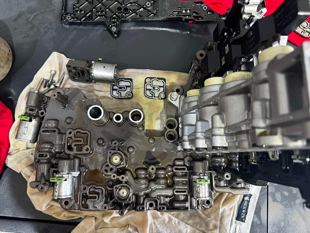 Audi Q5 3.0 TDI 2010 DSG mechatronic strip-down on the bench at StalexAuto
