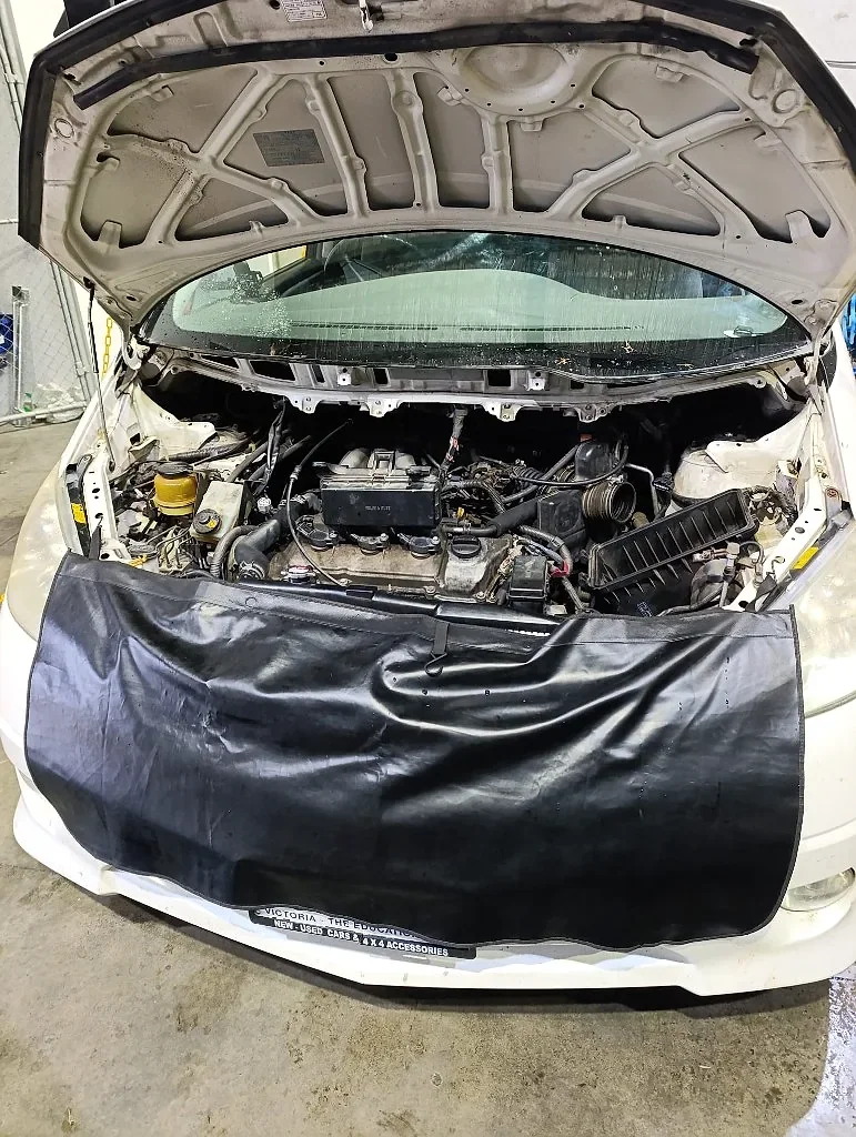 Toyota Tarago 3.0 2004 engine bay during knock sensor wiring repair at StalexAuto